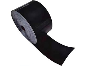 熱收縮帶是由輻射交聯聚乙烯基材和熱熔膠復合而成的帶狀防腐材料?；氖墙浉吣芰Ｗ虞椛涞慕宦摼垡蚁┎牧希c普通聚乙烯相比，具有較高的機械強度和耐熱老化、耐化學介質腐蝕、耐環境應力開裂、耐紫外線輻射等特點，